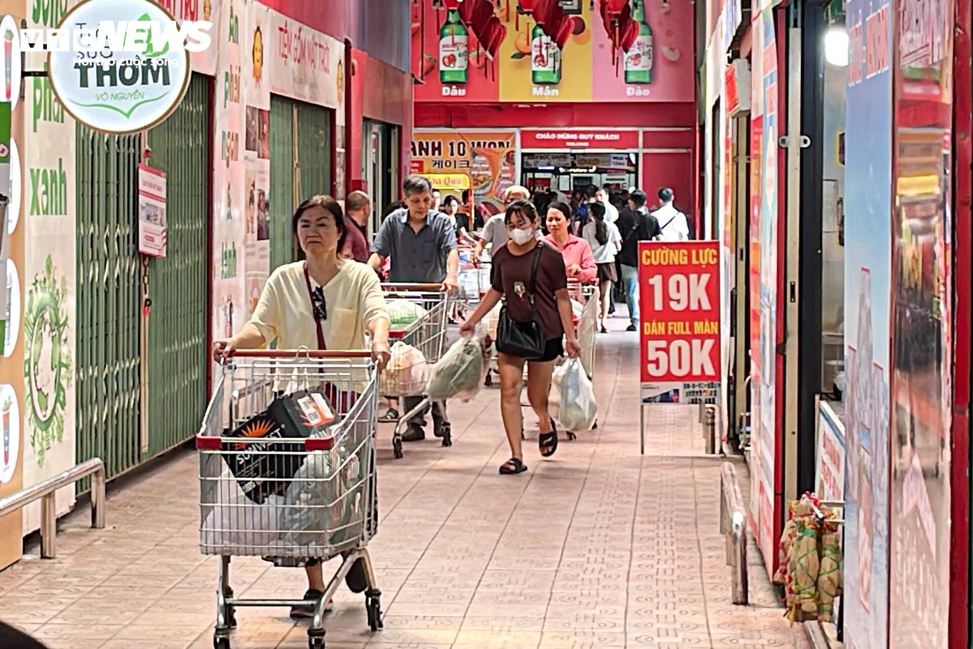Cảnh người Hà Nội đổ xô đi siêu thị, mua đồ 'chạy bão' Yagi - Ảnh 19
