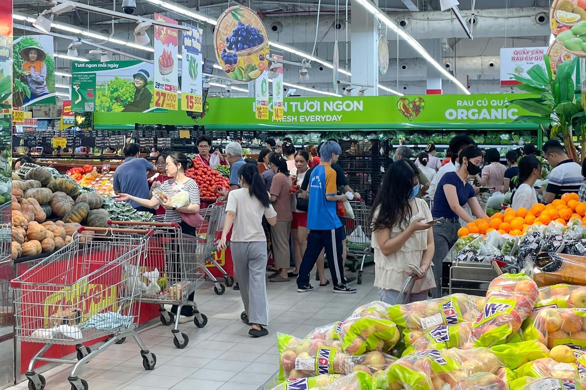 Cảnh người Hà Nội đổ xô đi siêu thị, mua đồ 'chạy bão' Yagi - Ảnh 9