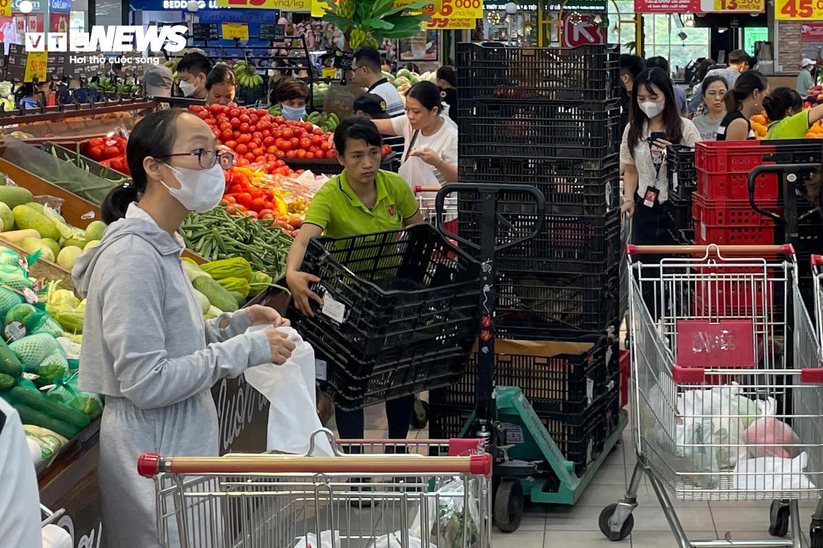 Cảnh người Hà Nội đổ xô đi siêu thị, mua đồ 'chạy bão' Yagi - Ảnh 12