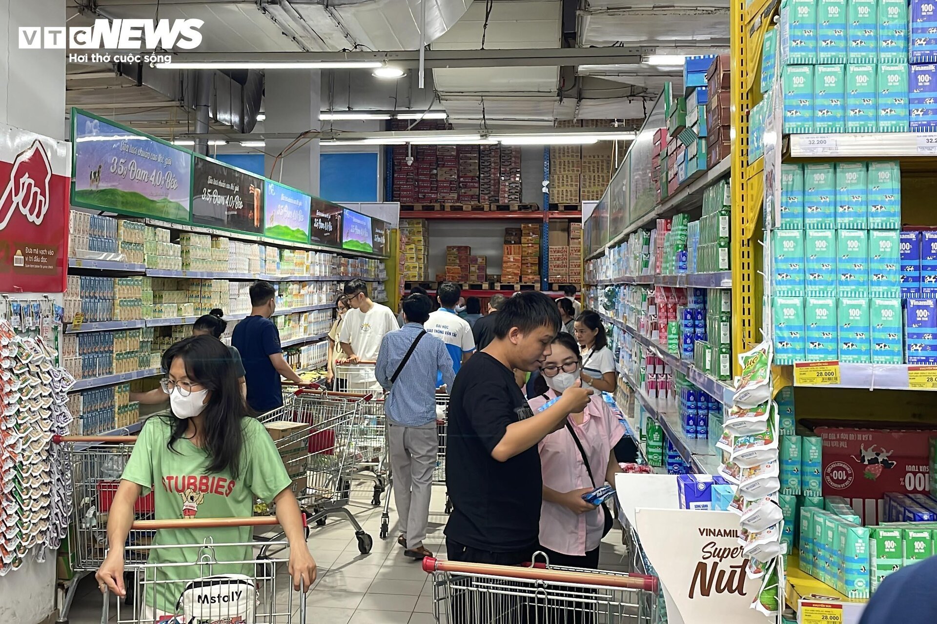 Cảnh người Hà Nội đổ xô đi siêu thị, mua đồ 'chạy bão' Yagi - Ảnh 11