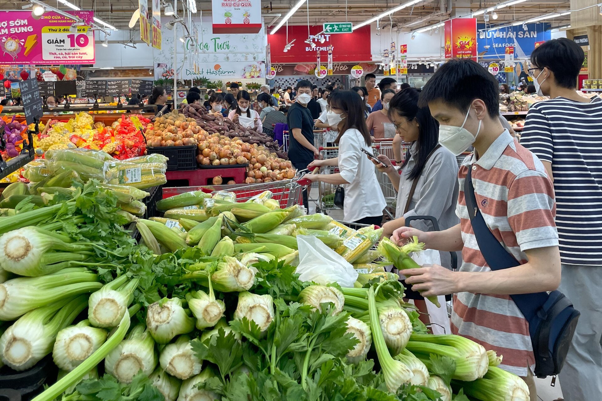 Cảnh người Hà Nội đổ xô đi siêu thị, mua đồ 'chạy bão' Yagi - Ảnh 4