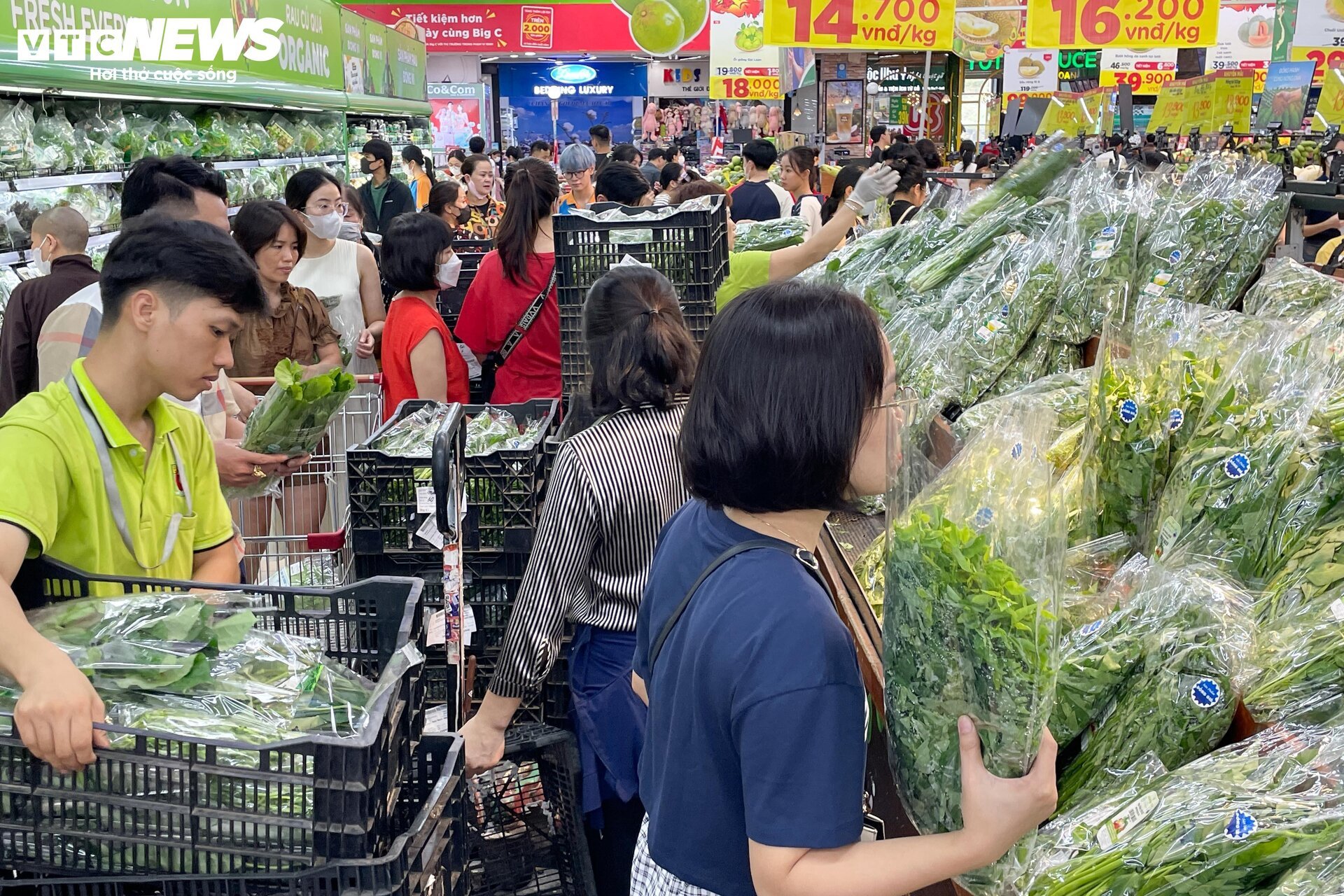 Cảnh người Hà Nội đổ xô đi siêu thị, mua đồ 'chạy bão' Yagi - Ảnh 5