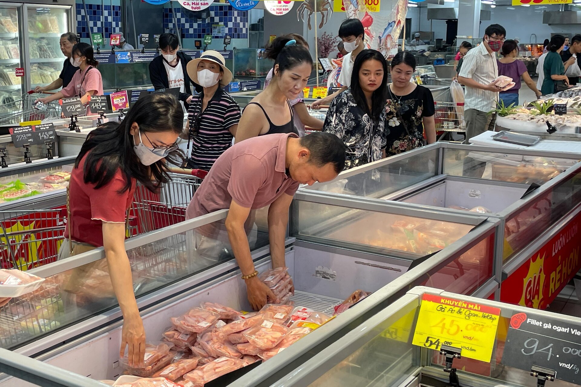 Cảnh người Hà Nội đổ xô đi siêu thị, mua đồ 'chạy bão' Yagi - Ảnh 7