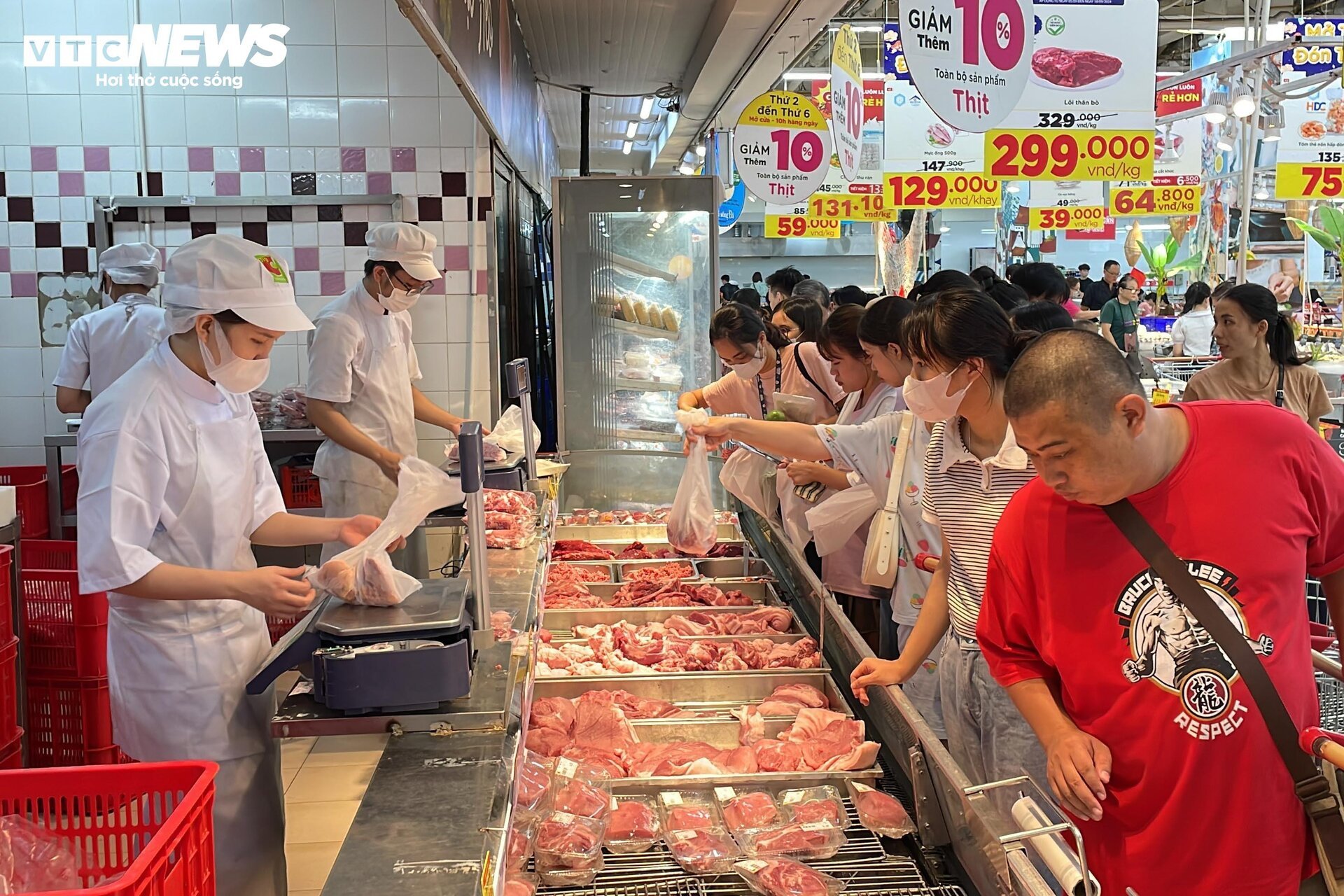 Cảnh người Hà Nội đổ xô đi siêu thị, mua đồ 'chạy bão' Yagi - Ảnh 8