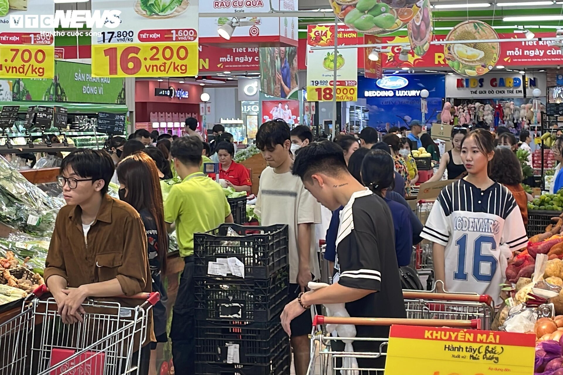 Cảnh người Hà Nội đổ xô đi siêu thị, mua đồ 'chạy bão' Yagi - Ảnh 1