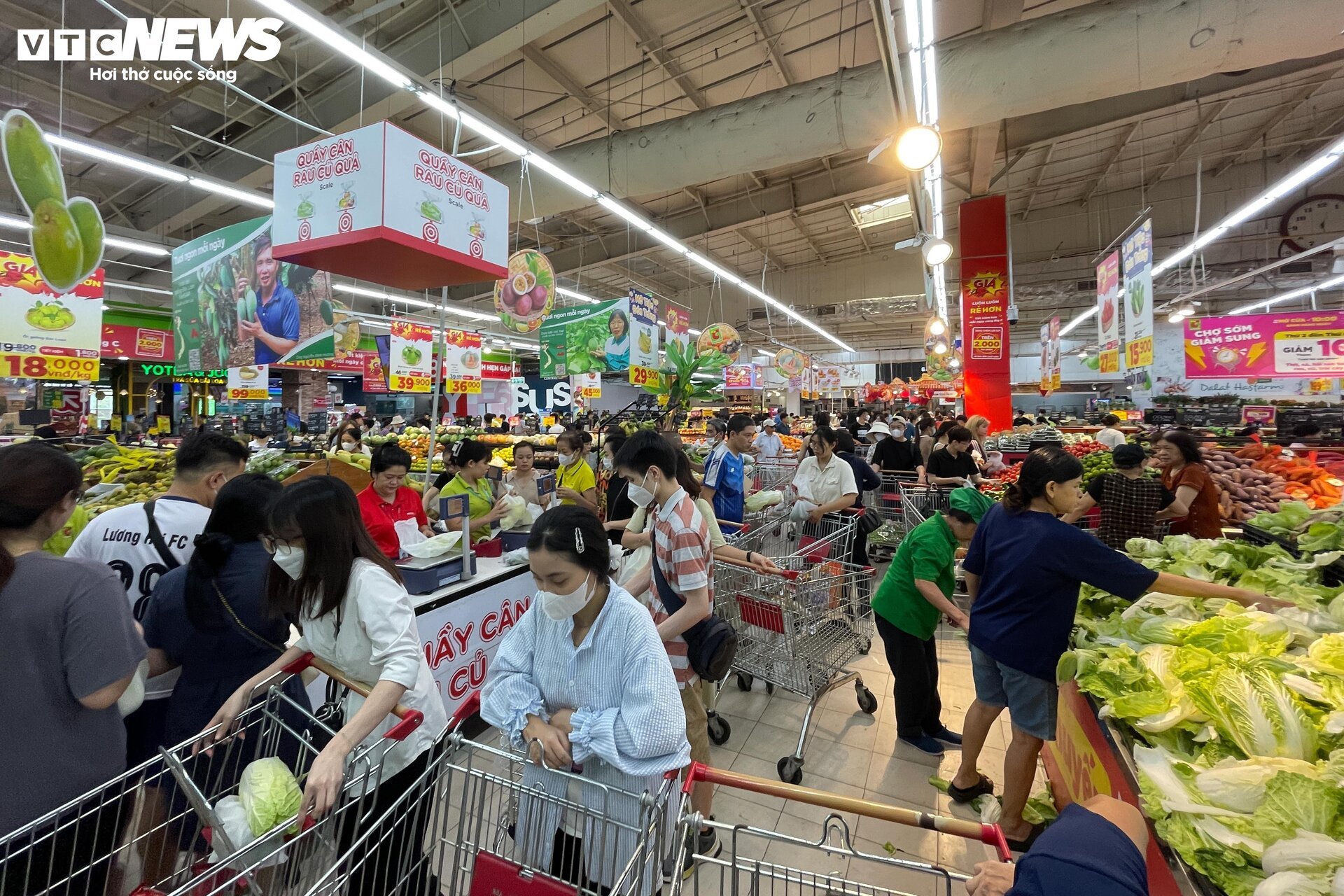 Cảnh người Hà Nội đổ xô đi siêu thị, mua đồ 'chạy bão' Yagi - Ảnh 3