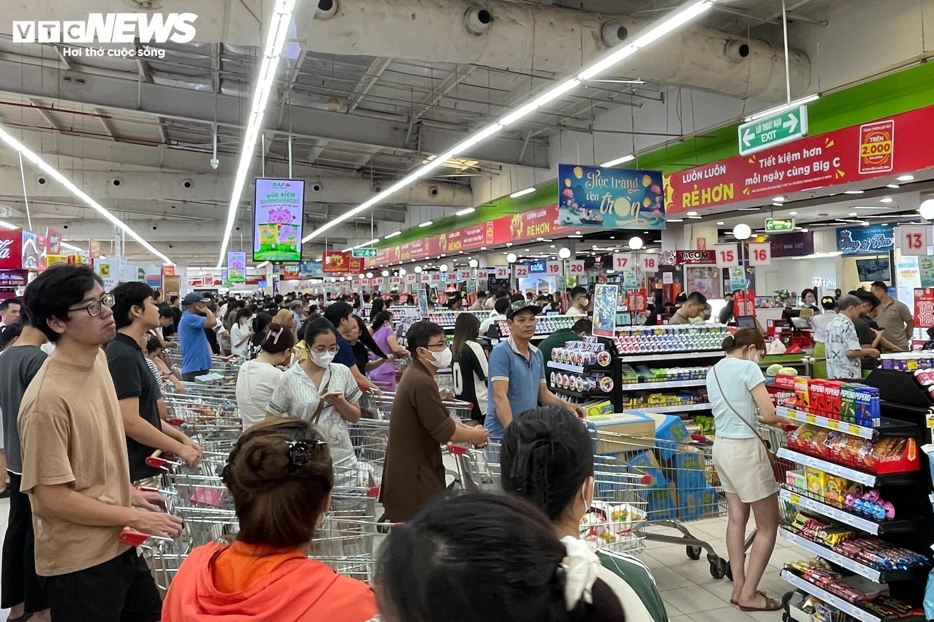 Cảnh người Hà Nội đổ xô đi siêu thị, mua đồ 'chạy bão' Yagi - Ảnh 16