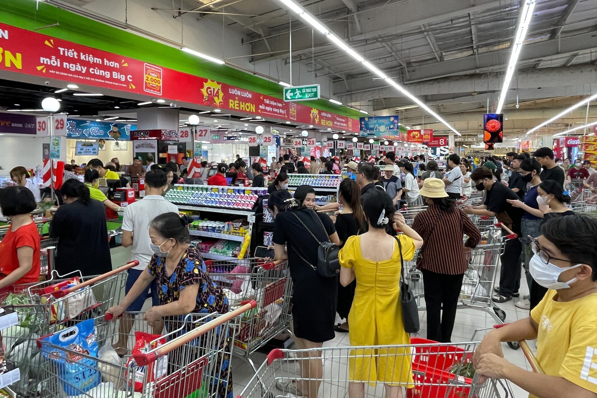 Cảnh người Hà Nội đổ xô đi siêu thị, mua đồ 'chạy bão' Yagi - Ảnh 15