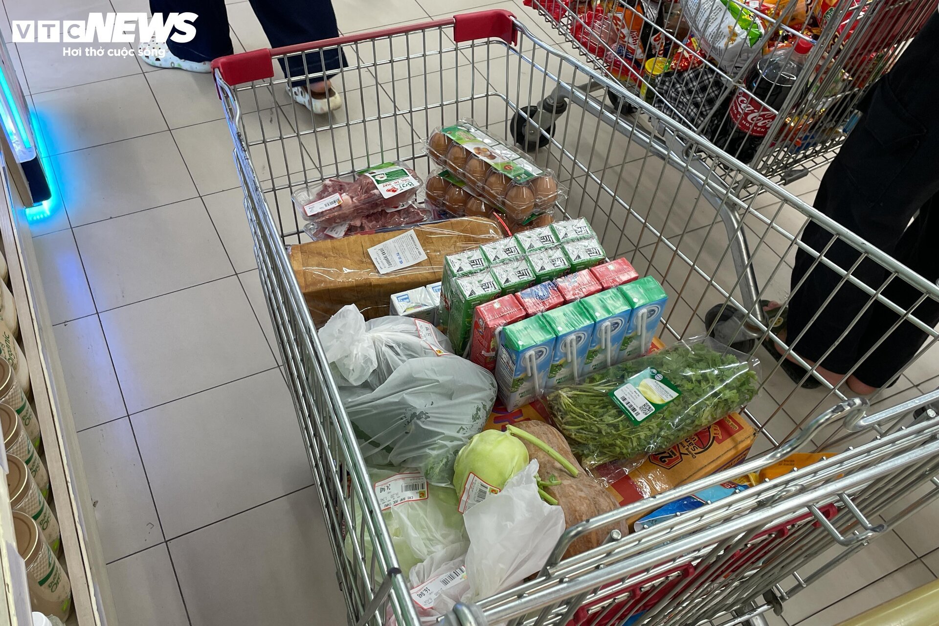 Cảnh người Hà Nội đổ xô đi siêu thị, mua đồ 'chạy bão' Yagi - Ảnh 17