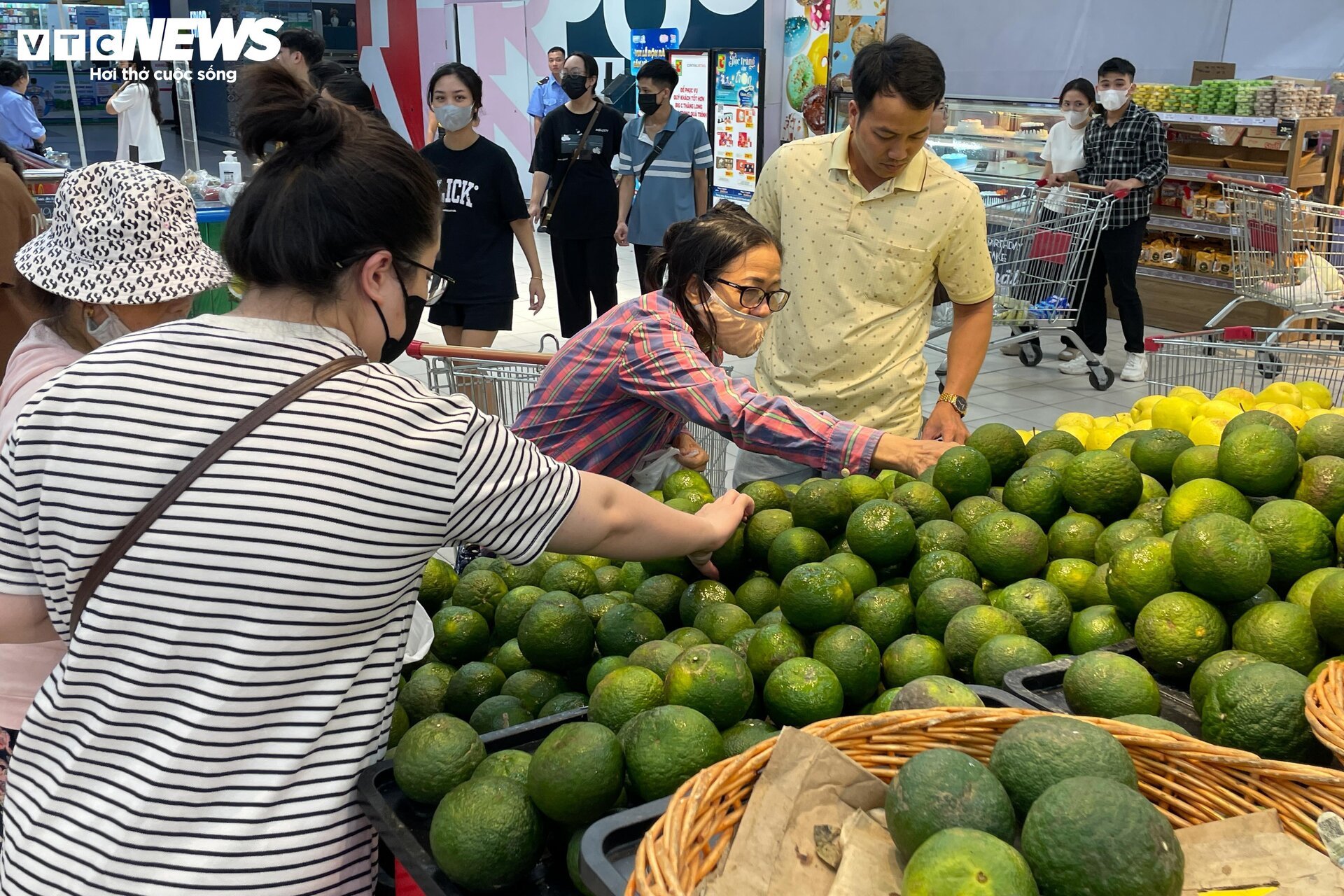 Cảnh người Hà Nội đổ xô đi siêu thị, mua đồ 'chạy bão' Yagi - Ảnh 10