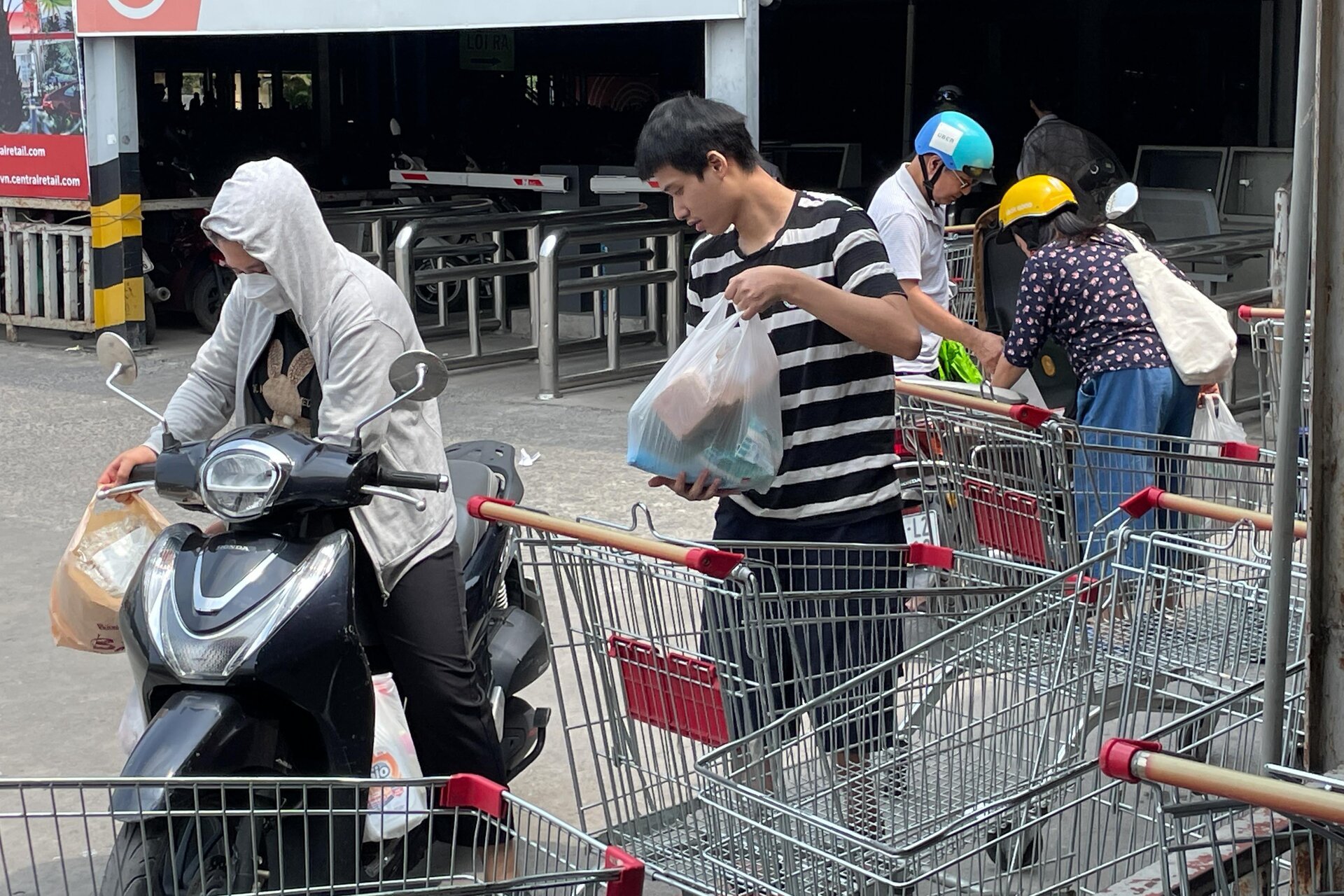 Cảnh người Hà Nội đổ xô đi siêu thị, mua đồ 'chạy bão' Yagi - Ảnh 18