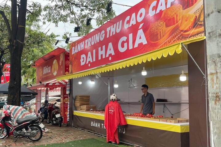 Bánh trung thu giảm giá một nửa, mời chào khách sau rằm - Ảnh 1