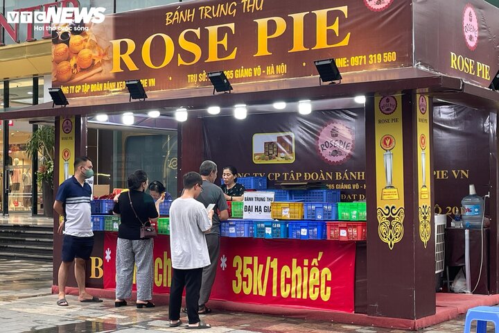 Bánh trung thu giảm giá một nửa, mời chào khách sau rằm - Ảnh 2