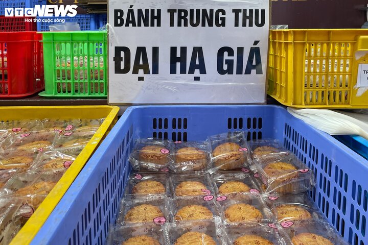 Bánh trung thu giảm giá một nửa, mời chào khách sau rằm - Ảnh 3