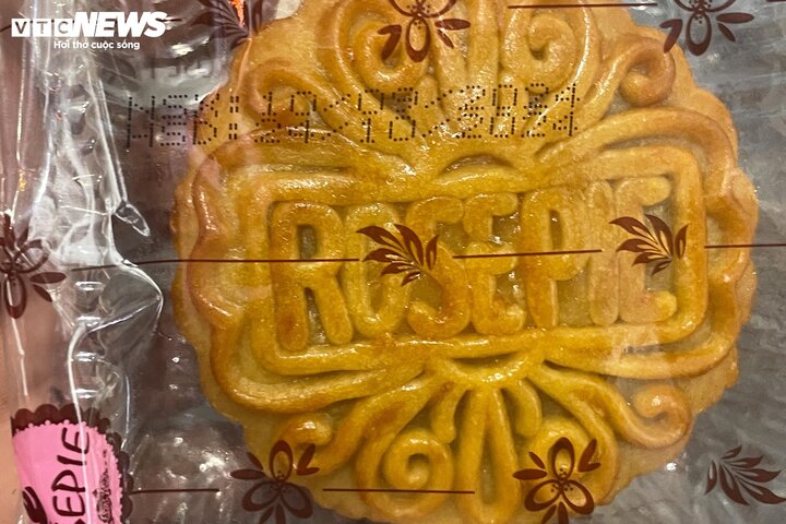 Bánh trung thu giảm giá một nửa, mời chào khách sau rằm - Ảnh 4