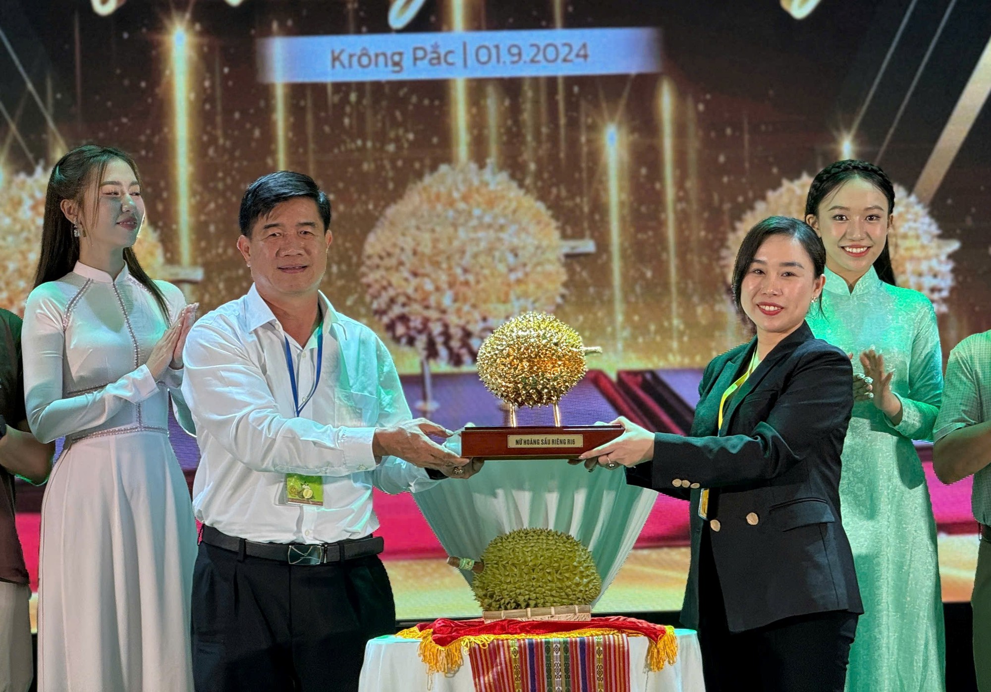 Ba trái sầu riêng giá hơn 2,5 tỉ đồng - Ảnh 2