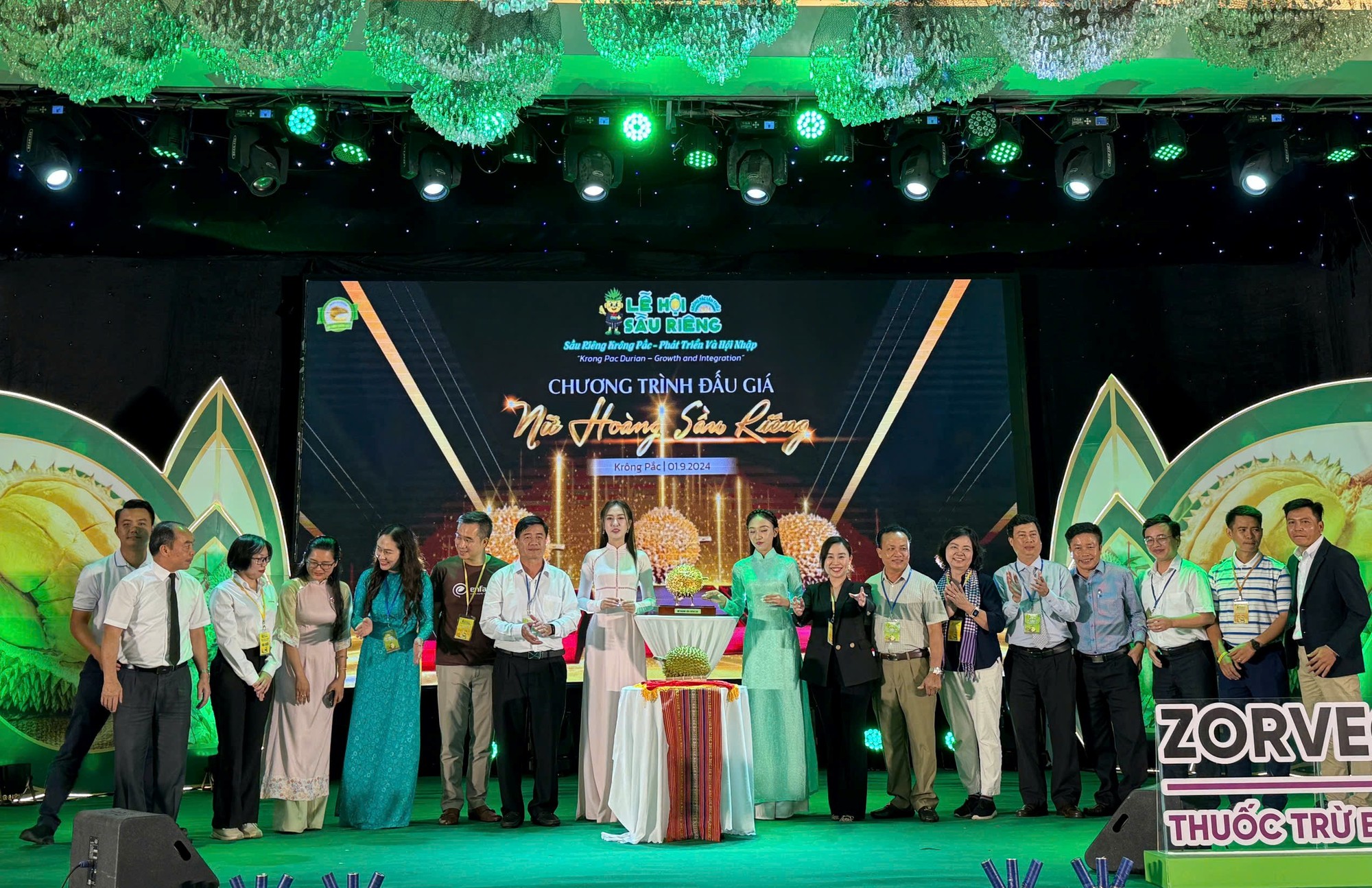 Ba trái sầu riêng giá hơn 2,5 tỉ đồng - Ảnh 1