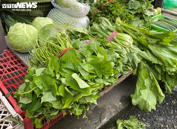 Hậu bão Yagi, hàng hóa thiết yếu giá ‘loạn cào cào’, bà nội trợ xót xa - Ảnh 4