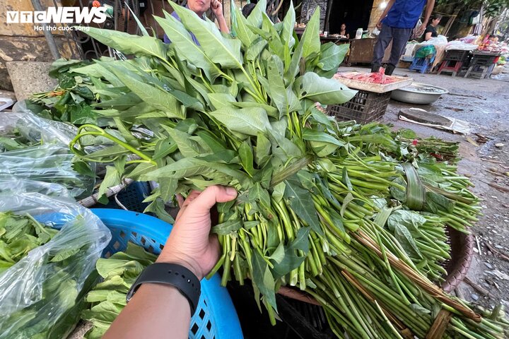 Hậu bão Yagi, hàng hóa thiết yếu giá ‘loạn cào cào’, bà nội trợ xót xa - Ảnh 2