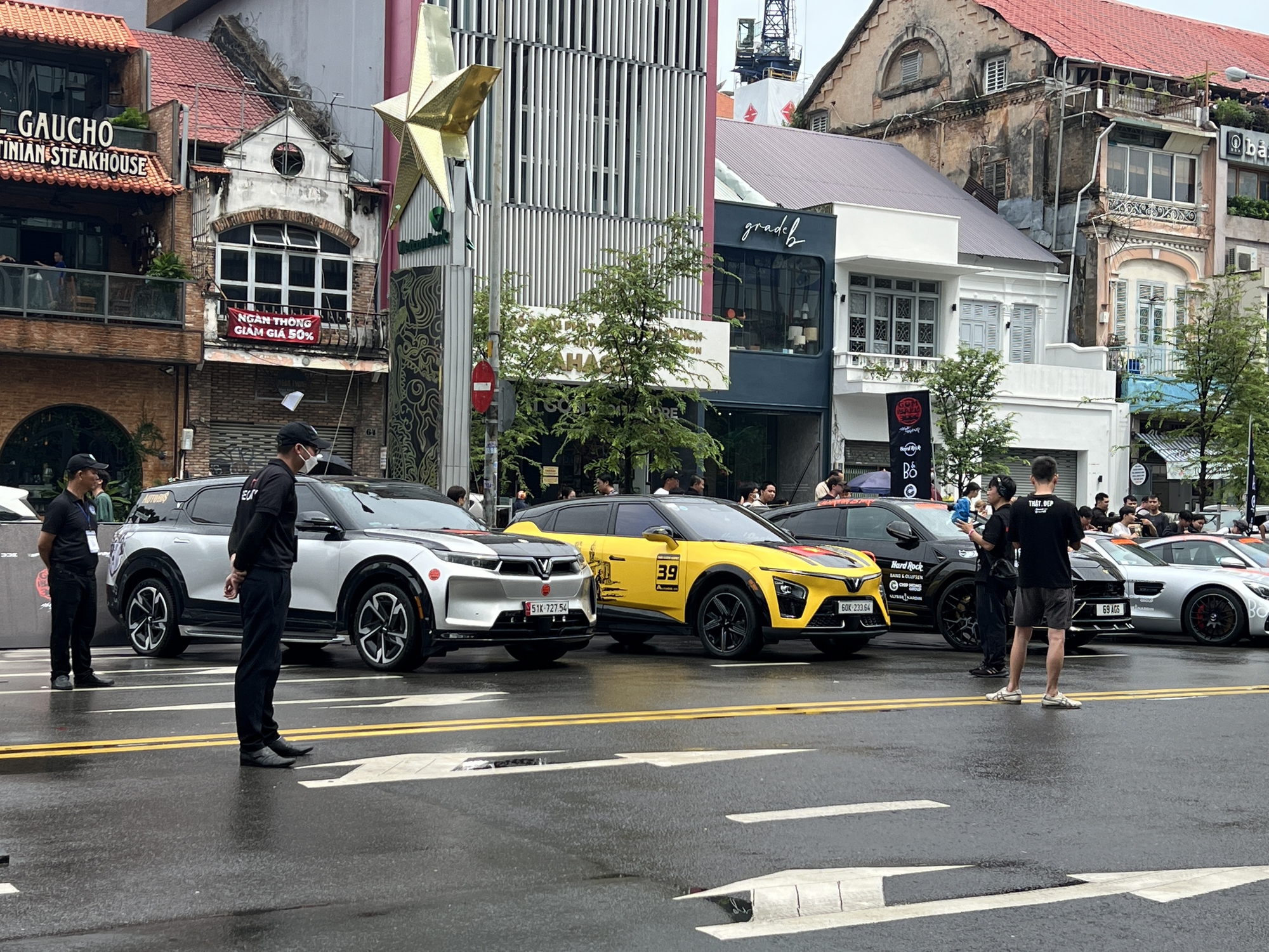 Cận cảnh dàn xe tham gia Gumball 3000: Đủ siêu xe đến siêu SUV, có cả bản giới hạn, bán tải và 2 xe VinFast - Ảnh 25