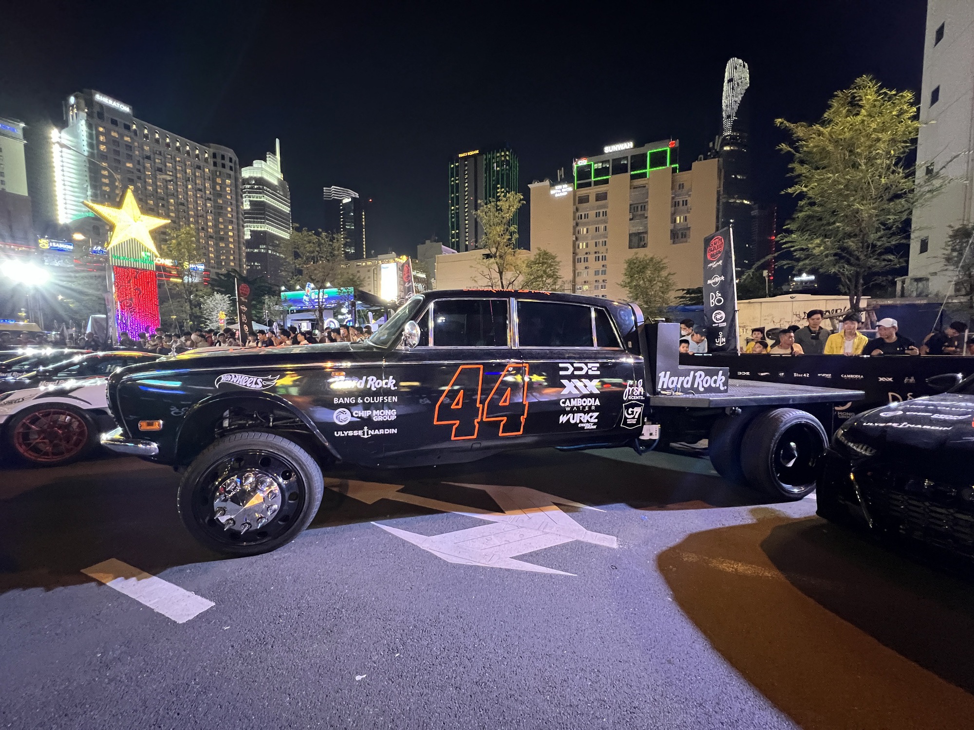 4 xe khủng hút view nhất Gumball 3000: Đính kim cương, có chiếc dùng băng dính cố định bodykit - Ảnh 2