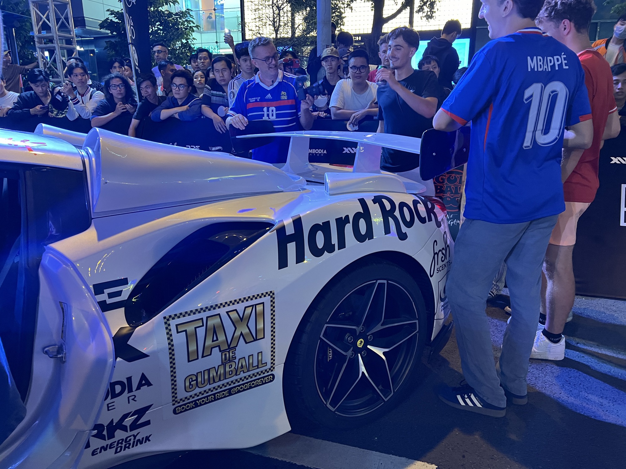 4 xe khủng hút view nhất Gumball 3000: Đính kim cương, có chiếc dùng băng dính cố định bodykit - Ảnh 15