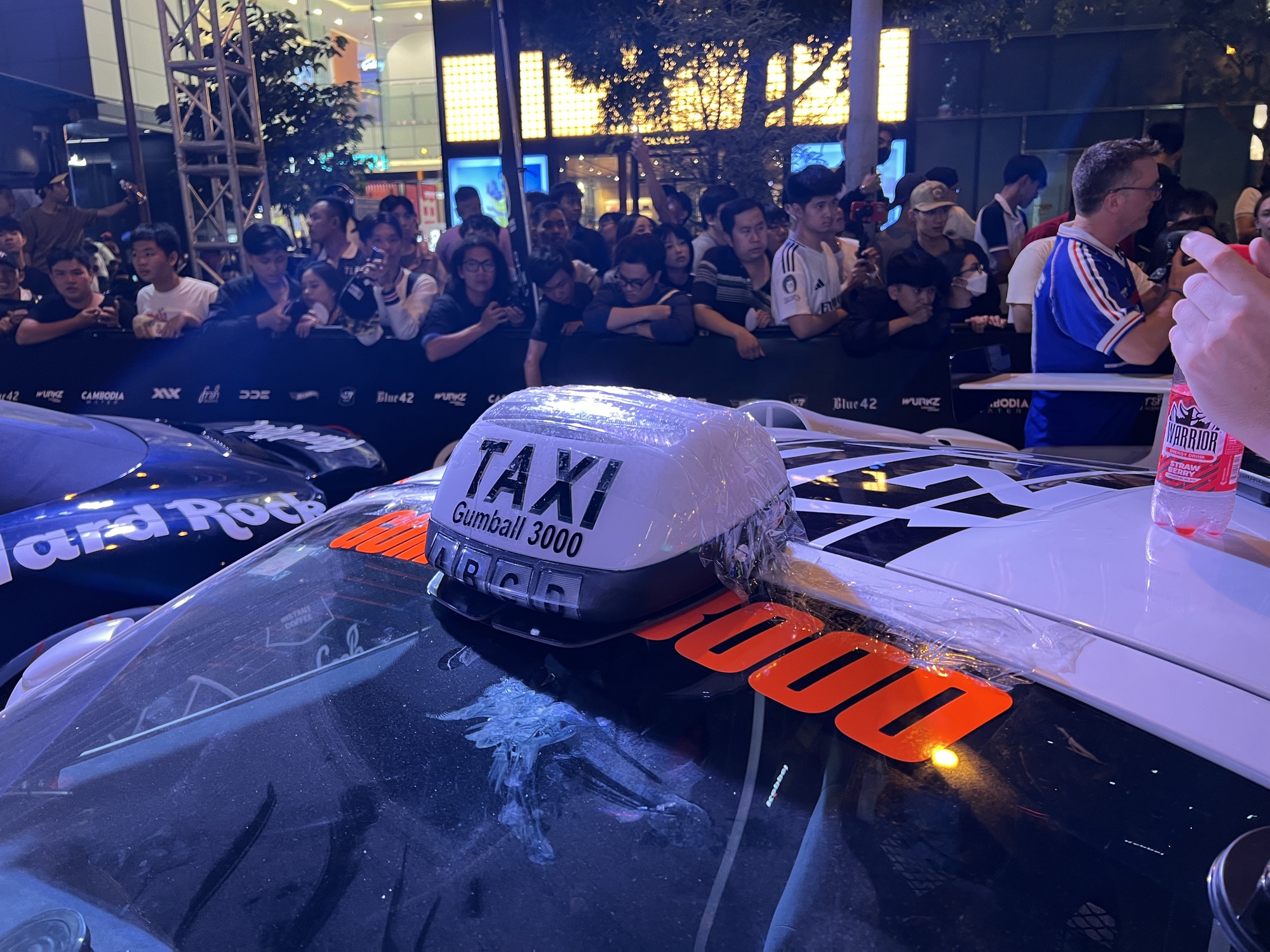 4 xe khủng hút view nhất Gumball 3000: Đính kim cương, có chiếc dùng băng dính cố định bodykit - Ảnh 14