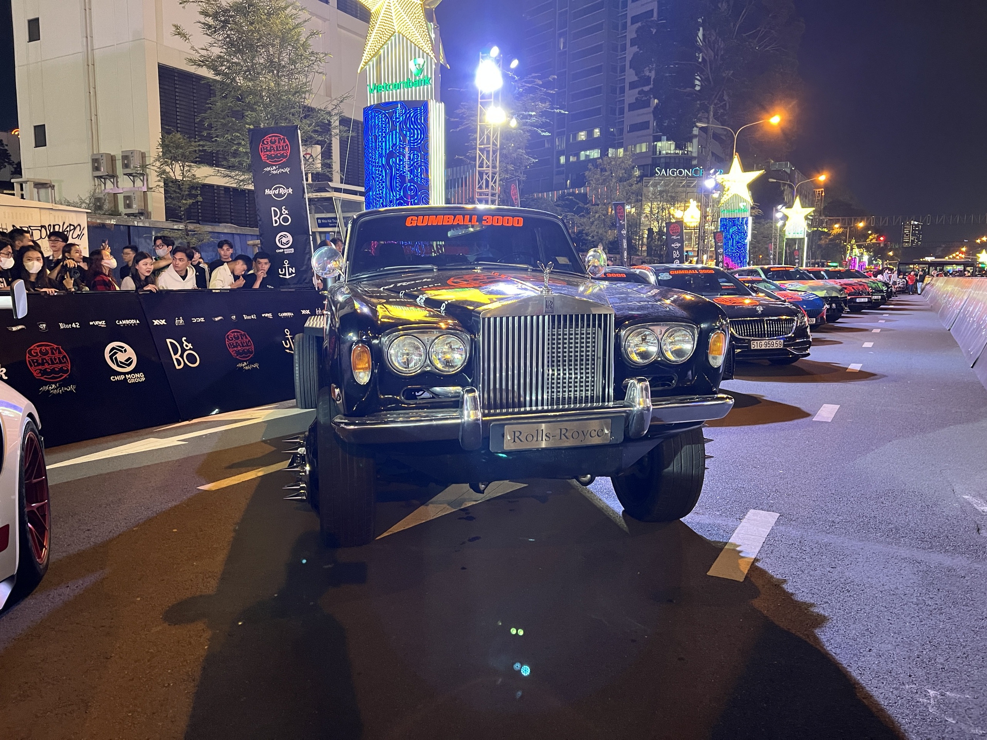 4 xe khủng hút view nhất Gumball 3000: Đính kim cương, có chiếc dùng băng dính cố định bodykit - Ảnh 4