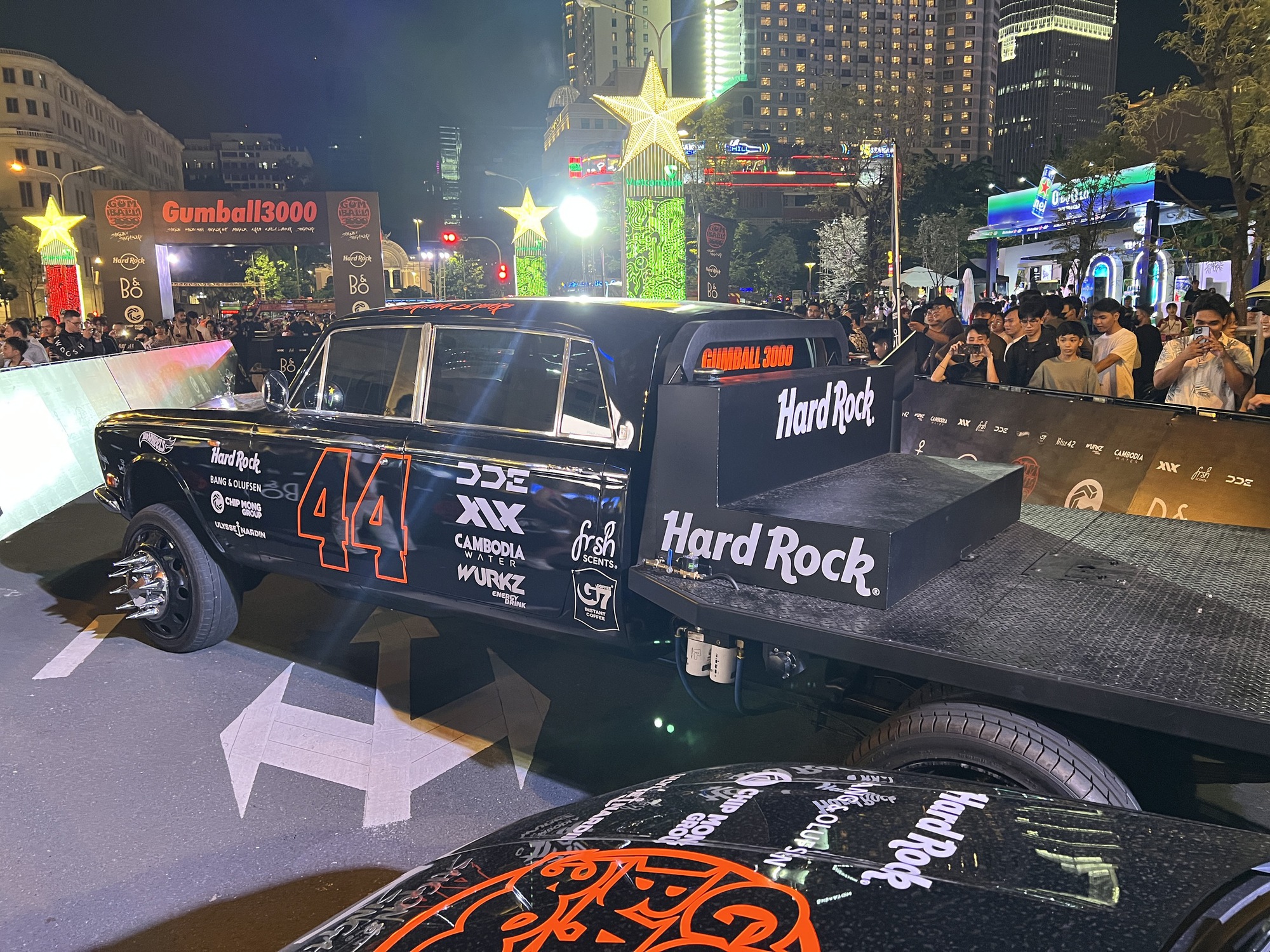 4 xe khủng hút view nhất Gumball 3000: Đính kim cương, có chiếc dùng băng dính cố định bodykit - Ảnh 3