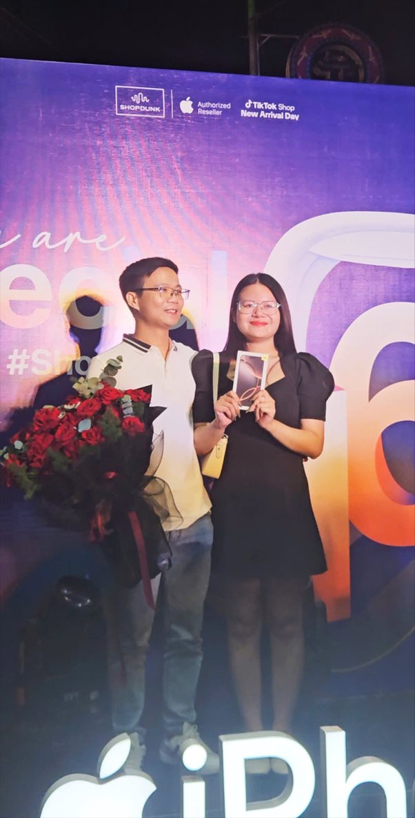 Khách nhận iPhone 16 trong đêm: Người mua để cầu hôn bạn gái, người 'quẹt thẻ' một lúc 7 chiếc để tặng gia đình - Ảnh 2