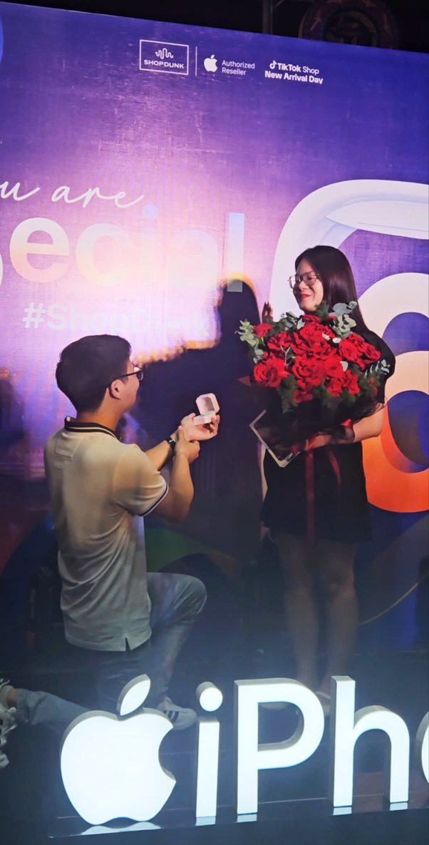 Khách nhận iPhone 16 trong đêm: Người mua để cầu hôn bạn gái, người 'quẹt thẻ' một lúc 7 chiếc để tặng gia đình - Ảnh 3