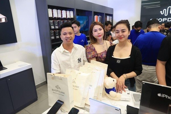 Khách nhận iPhone 16 trong đêm: Người mua để cầu hôn bạn gái, người 'quẹt thẻ' một lúc 7 chiếc để tặng gia đình - Ảnh 4