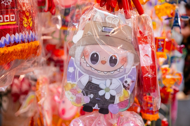 “Lồng đèn Labubu” đẹp đấy nhưng giới trẻ vẫn trung thành với lồng đèn ông sao truyền thống, lý do vì sao? - Ảnh 1