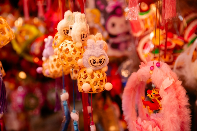 “Lồng đèn Labubu” đẹp đấy nhưng giới trẻ vẫn trung thành với lồng đèn ông sao truyền thống, lý do vì sao? - Ảnh 2