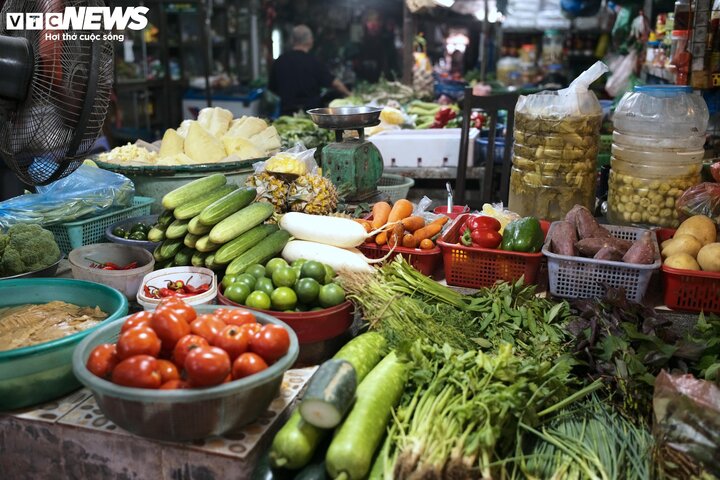 Hậu bão Yagi, hàng hóa thiết yếu giá ‘loạn cào cào’, bà nội trợ xót xa - Ảnh 5