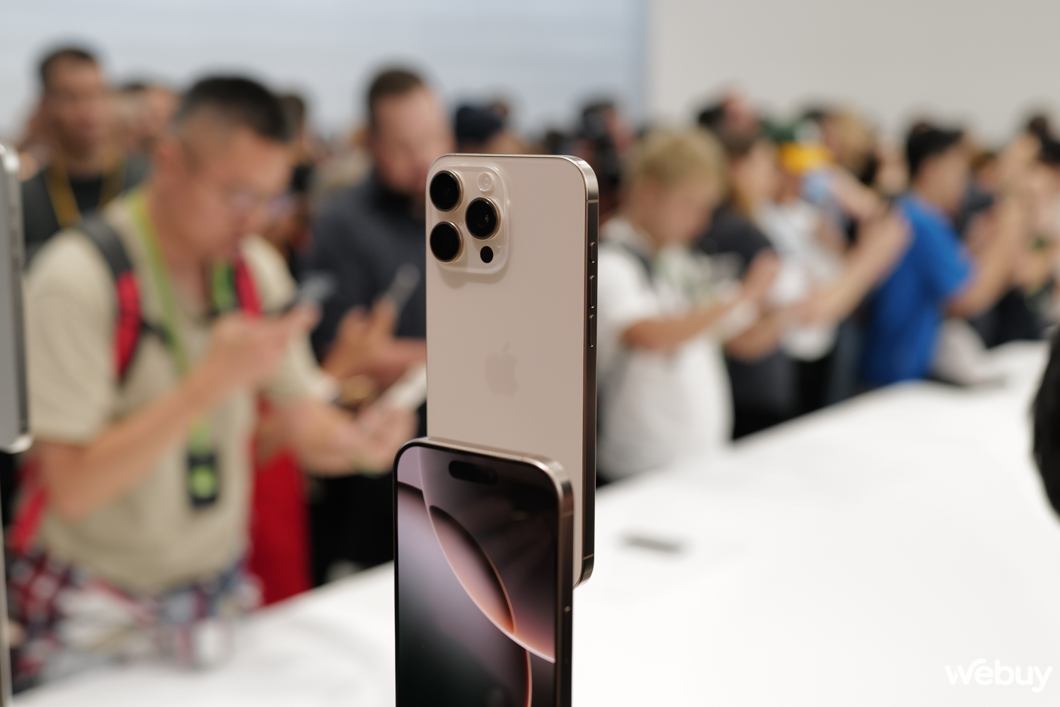 Cận cảnh iPhone 16 Pro Max "Vàng sa mạc": Nếu muốn cả thế giới biết mình dùng iPhone mới nhất, hãy lựa chọn màu này - Ảnh 7