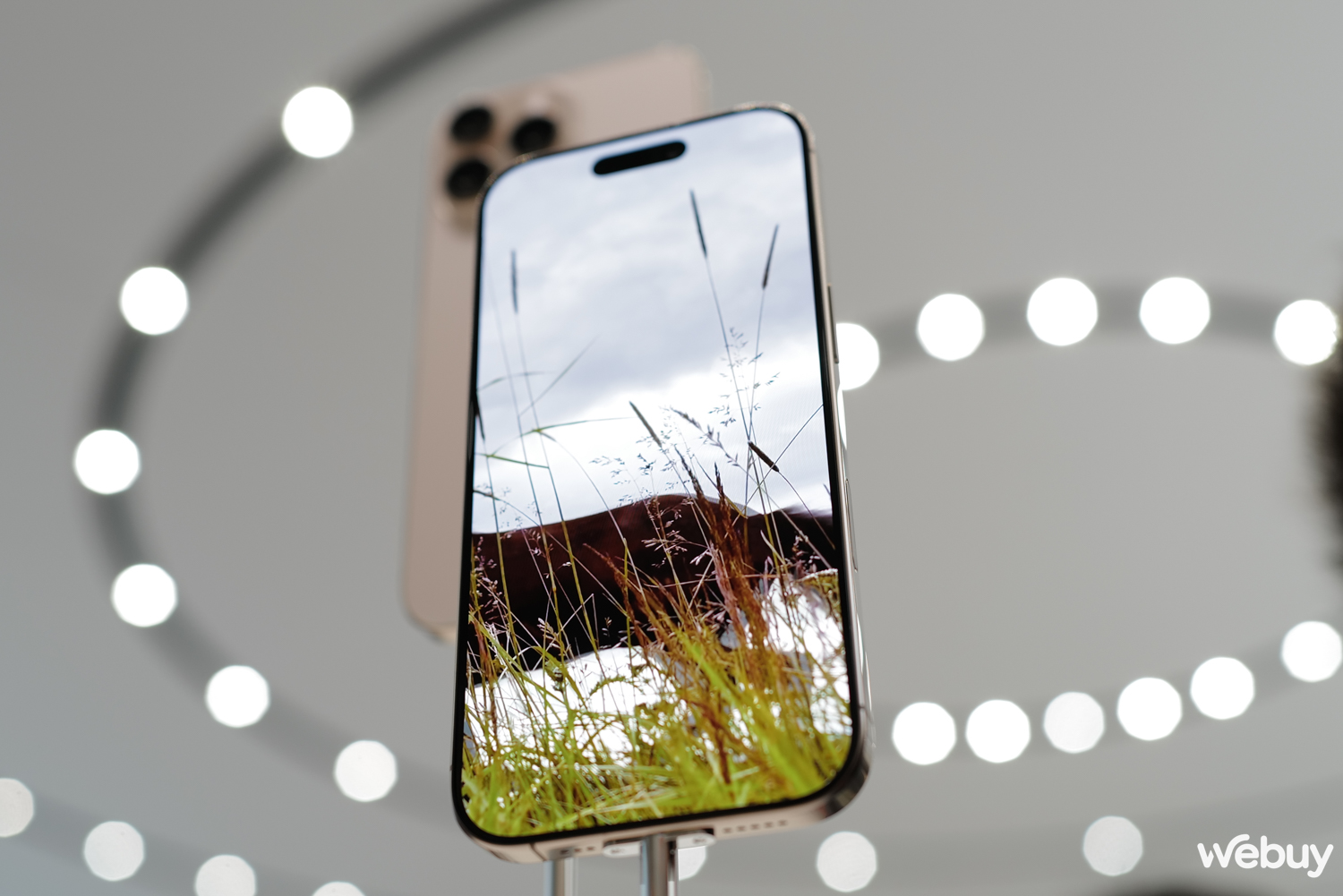 Cận cảnh iPhone 16 Pro Max "Vàng sa mạc": Nếu muốn cả thế giới biết mình dùng iPhone mới nhất, hãy lựa chọn màu này - Ảnh 9