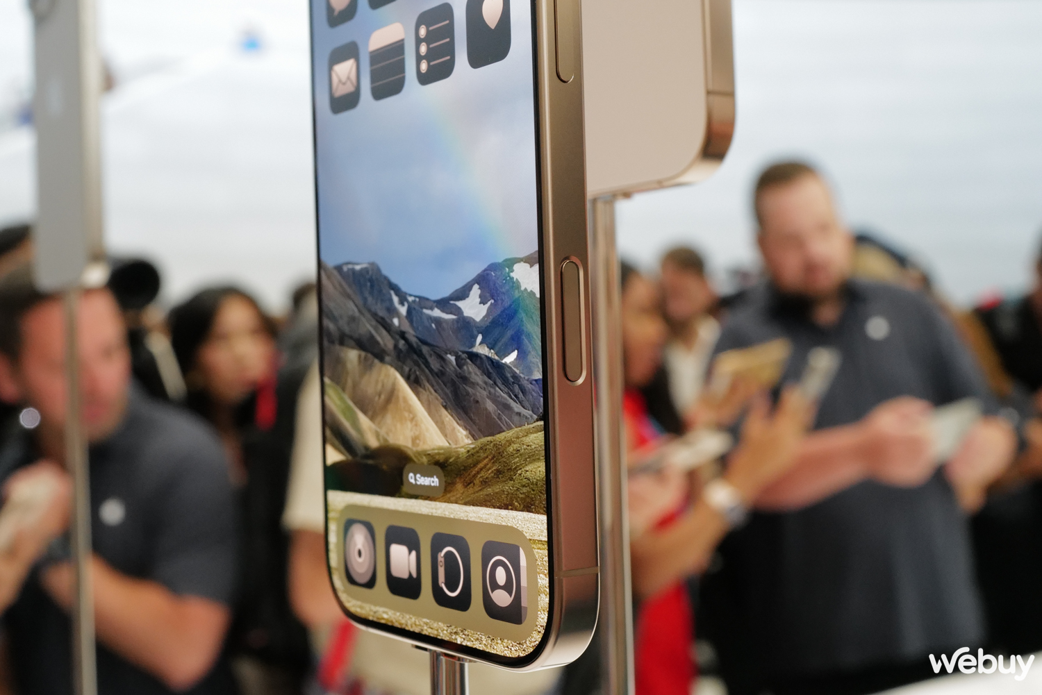 Cận cảnh iPhone 16 Pro Max "Vàng sa mạc": Nếu muốn cả thế giới biết mình dùng iPhone mới nhất, hãy lựa chọn màu này - Ảnh 11