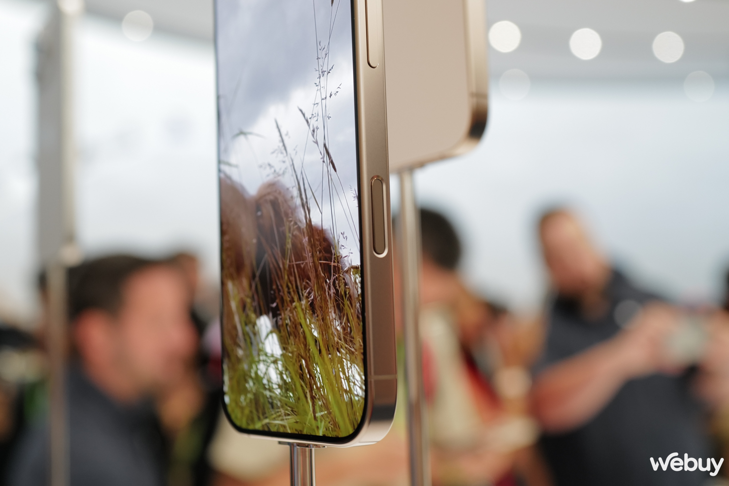 Cận cảnh iPhone 16 Pro Max "Vàng sa mạc": Nếu muốn cả thế giới biết mình dùng iPhone mới nhất, hãy lựa chọn màu này - Ảnh 5