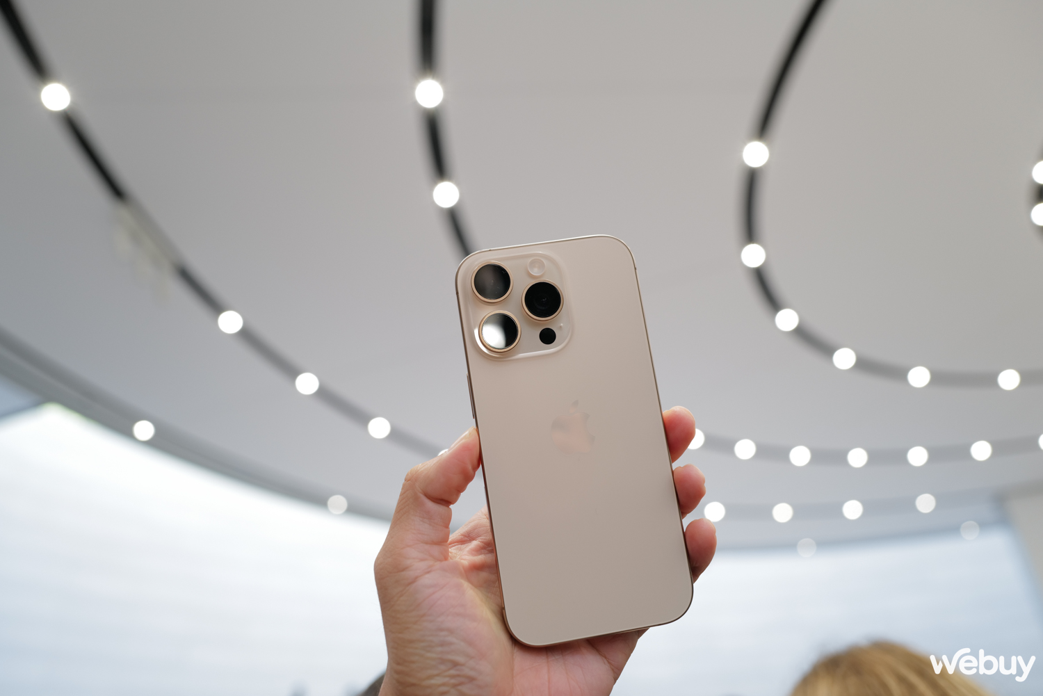 Cận cảnh iPhone 16 Pro Max "Vàng sa mạc": Nếu muốn cả thế giới biết mình dùng iPhone mới nhất, hãy lựa chọn màu này - Ảnh 3