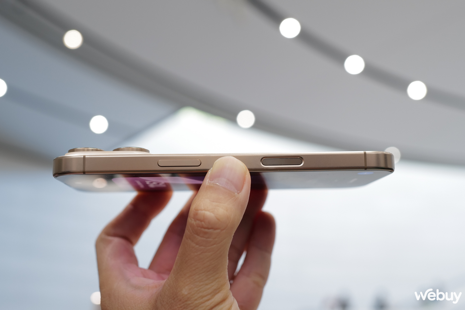 Cận cảnh iPhone 16 Pro Max "Vàng sa mạc": Nếu muốn cả thế giới biết mình dùng iPhone mới nhất, hãy lựa chọn màu này - Ảnh 4