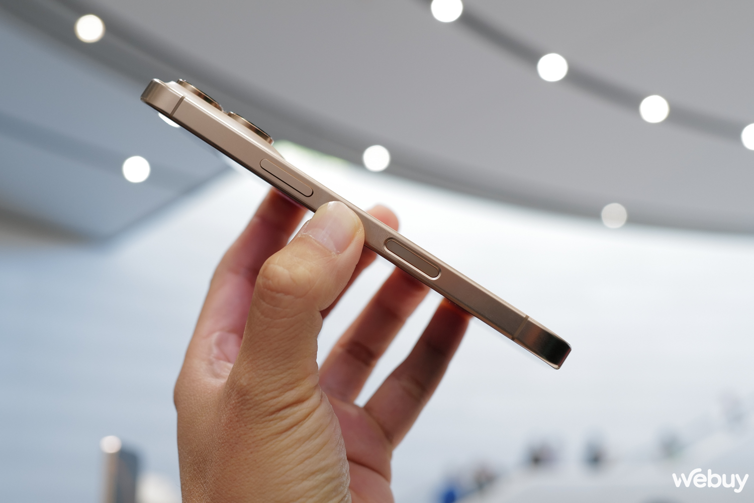 Cận cảnh iPhone 16 Pro Max "Vàng sa mạc": Nếu muốn cả thế giới biết mình dùng iPhone mới nhất, hãy lựa chọn màu này - Ảnh 8