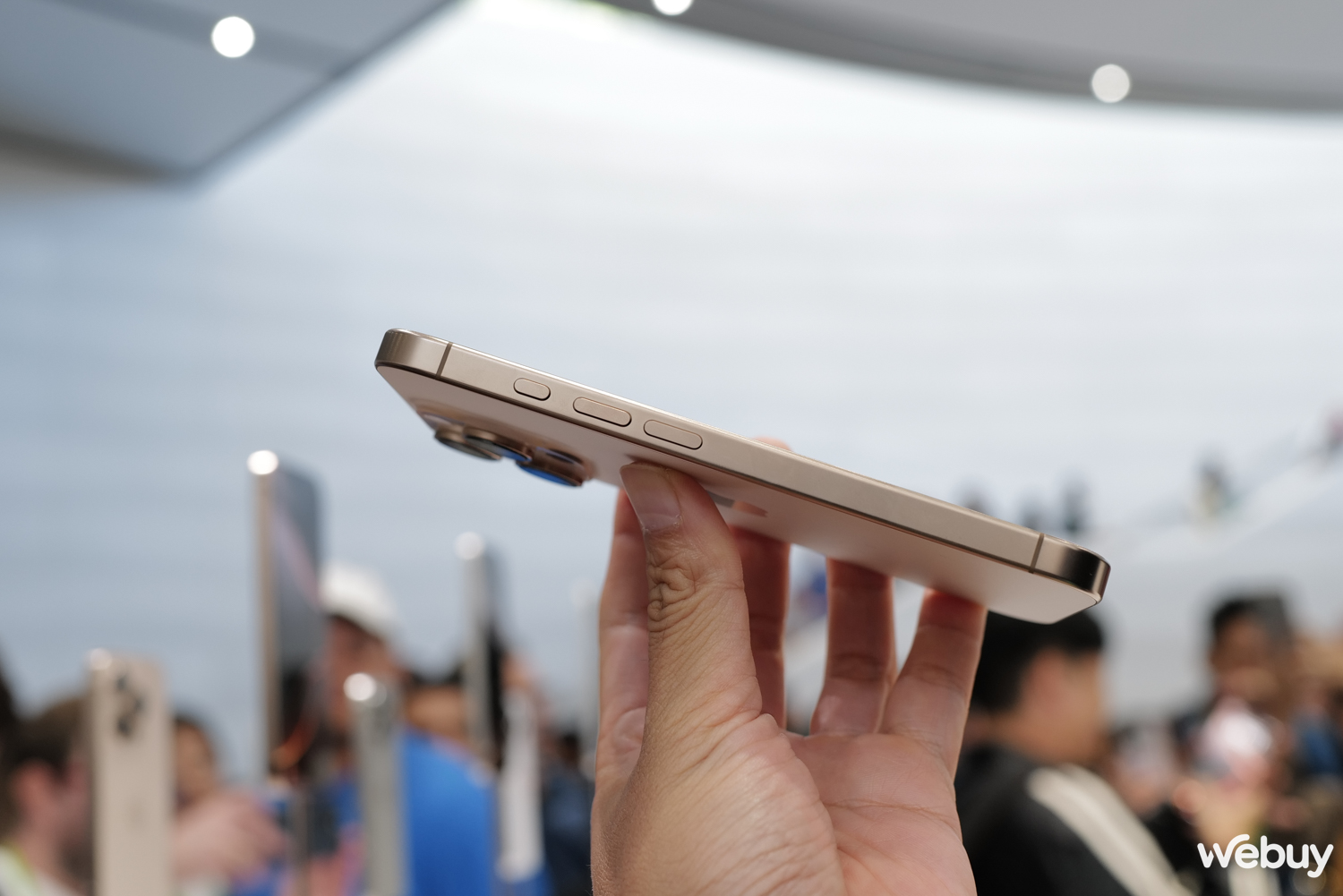 Cận cảnh iPhone 16 Pro Max "Vàng sa mạc": Nếu muốn cả thế giới biết mình dùng iPhone mới nhất, hãy lựa chọn màu này - Ảnh 6