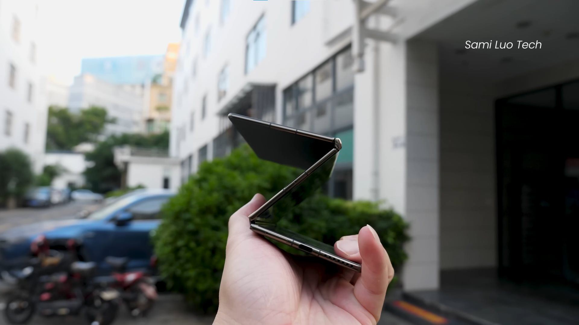 Điện thoại gập 3 khiến iPhone 16 lu mờ trong ngày ra mắt có gì? - Ảnh 1