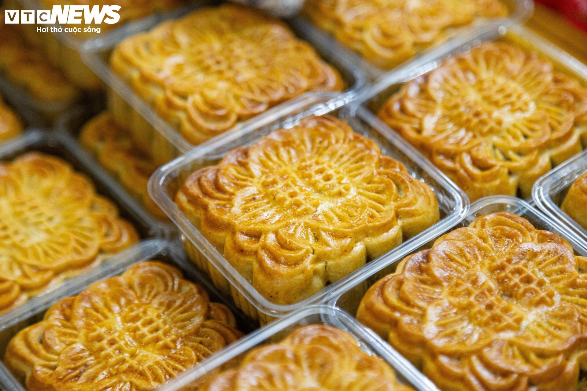 Khách ưa chuộng bánh trung thu truyền thống, các lò sản xuất thâu đêm - Ảnh 20