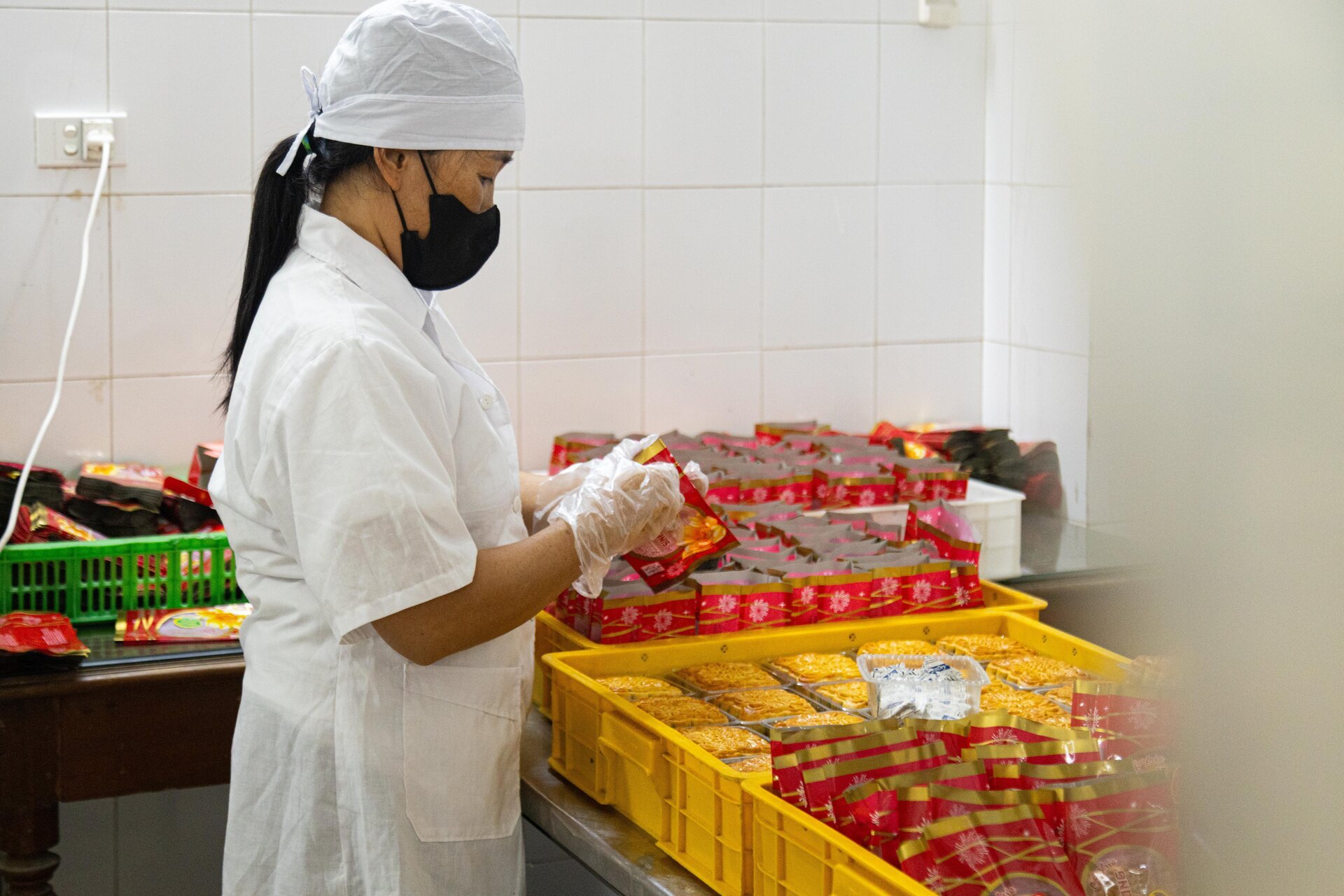 Khách ưa chuộng bánh trung thu truyền thống, các lò sản xuất thâu đêm - Ảnh 19