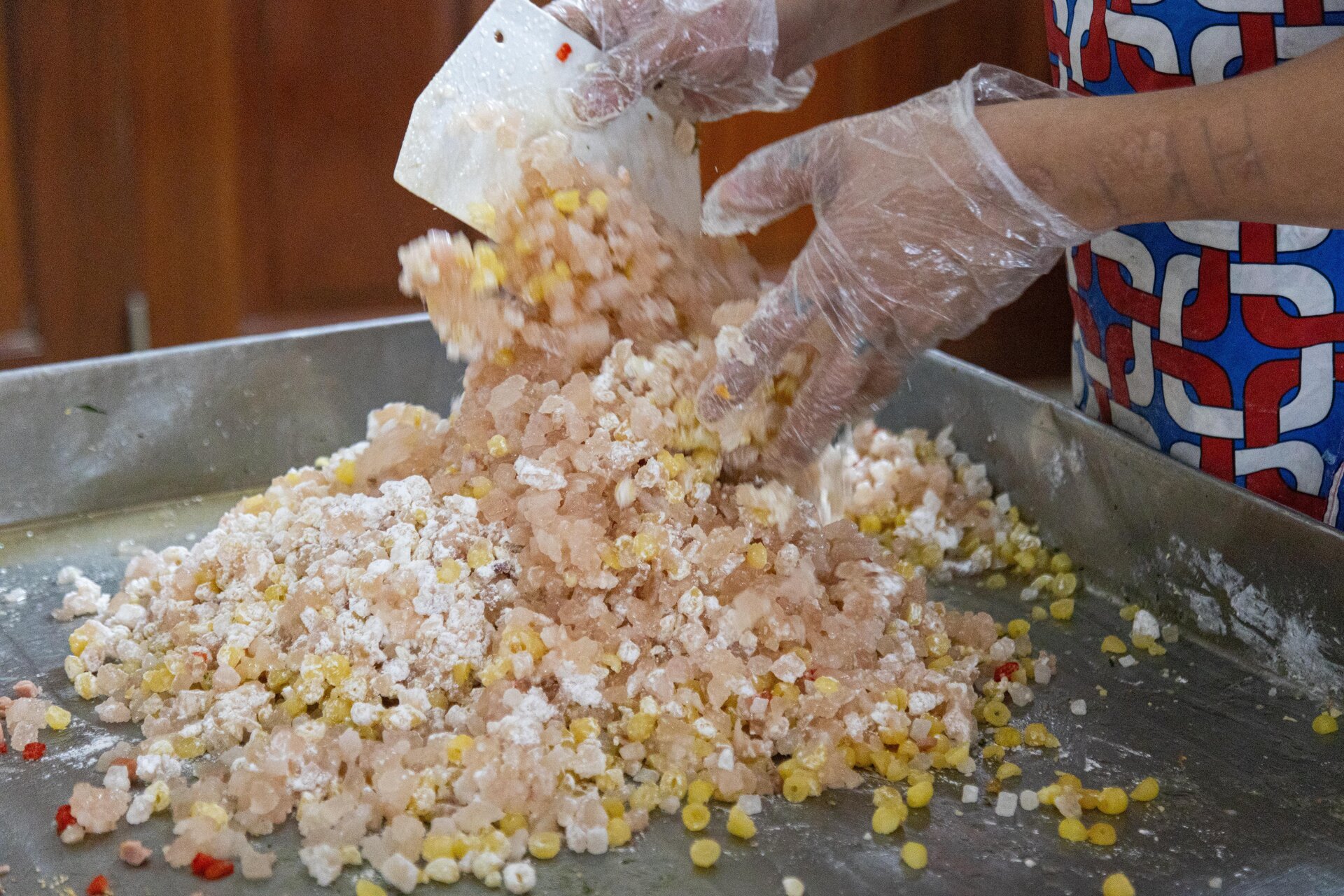 Khách ưa chuộng bánh trung thu truyền thống, các lò sản xuất thâu đêm - Ảnh 6