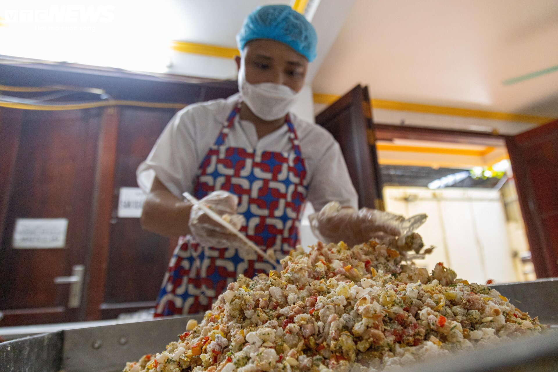 Khách ưa chuộng bánh trung thu truyền thống, các lò sản xuất thâu đêm - Ảnh 2