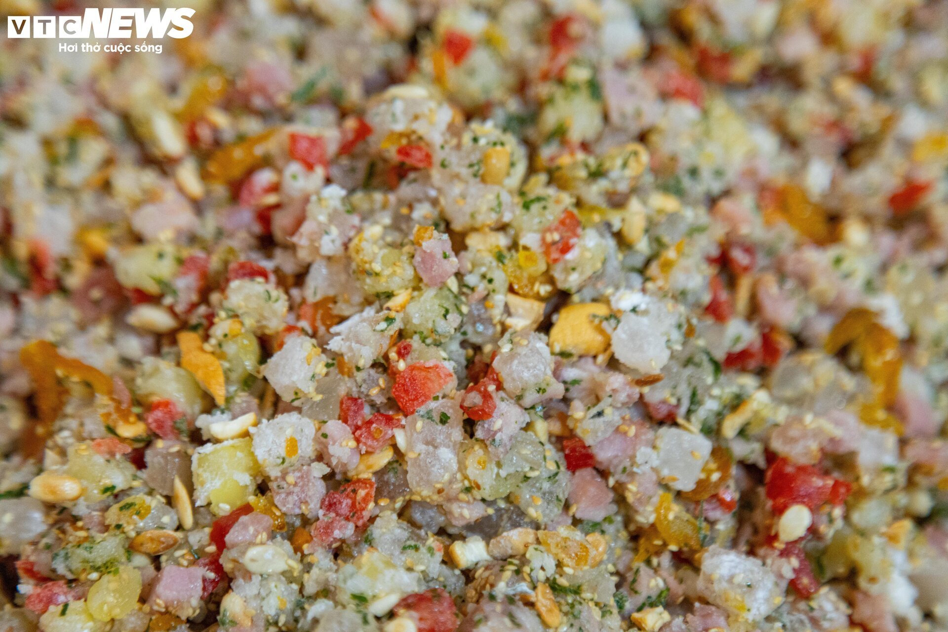 Khách ưa chuộng bánh trung thu truyền thống, các lò sản xuất thâu đêm - Ảnh 7