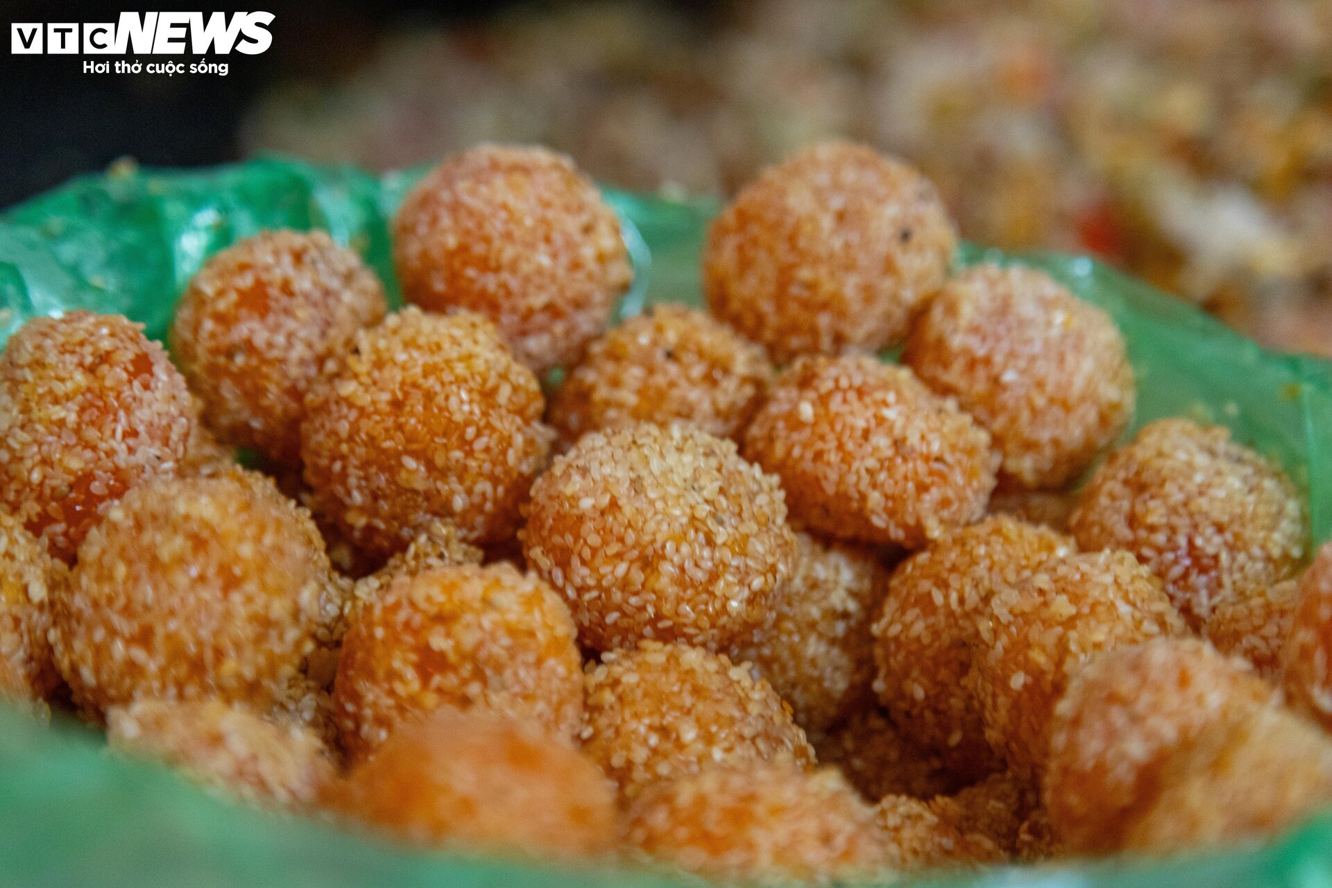 Khách ưa chuộng bánh trung thu truyền thống, các lò sản xuất thâu đêm - Ảnh 4